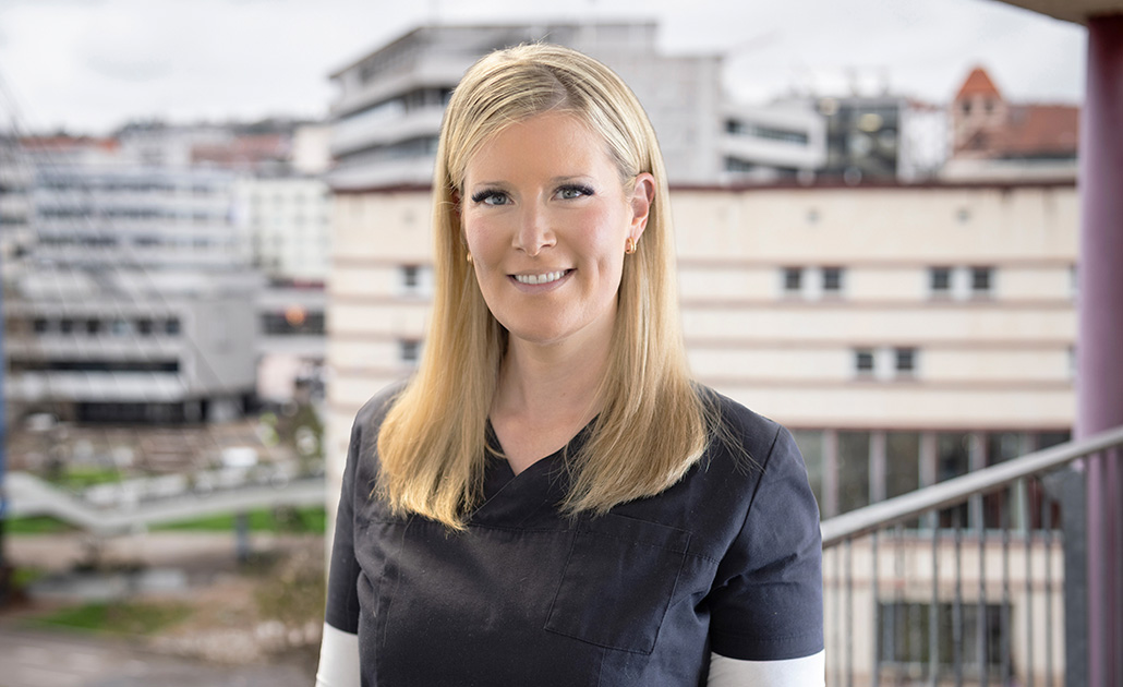 Katharina Schulz – Ihre erfahrene Zahnärztin und Spezialistin für Endodontie in der Zahnarztpraxis an der Stadtbibliothek in Pforzheim.
